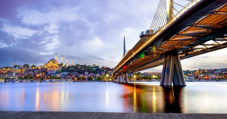 Az Aranyszarv-öböl metróhídja és a Süleymaniye-mecset alkonyatkor, Isztambul