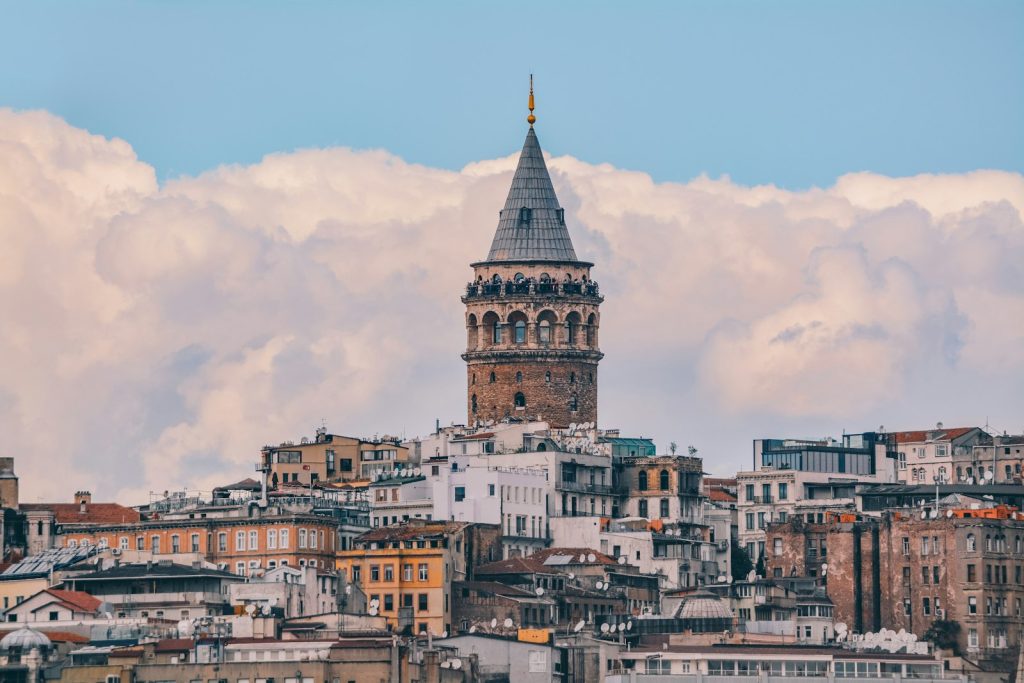 A Galata-torony Isztambul Beyoğlu negyedének háztetői fölött