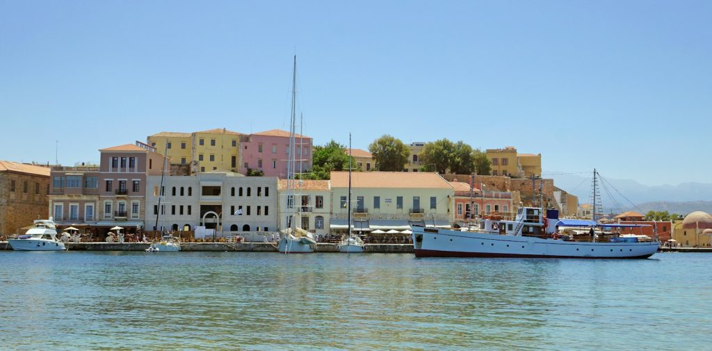 Chania régi velencei kikötője Krétán, színes házakkal és hajókkal