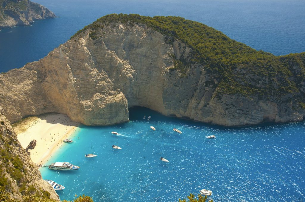 A Navagio-öböl (Hajóroncs-strand) Zakynthos szigetén felülről