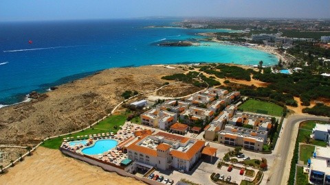 Aktea Beach Village - 4 csillagos sz&aacute;ll&aacute;s - Ciprus, Agia Napa - F&eacute;lpanzi&oacute;