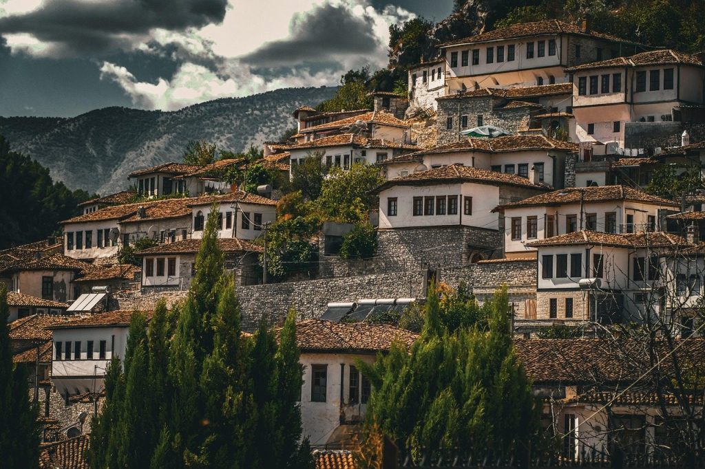 Berat oszmán kori fehér házai a domboldalon, Albániában