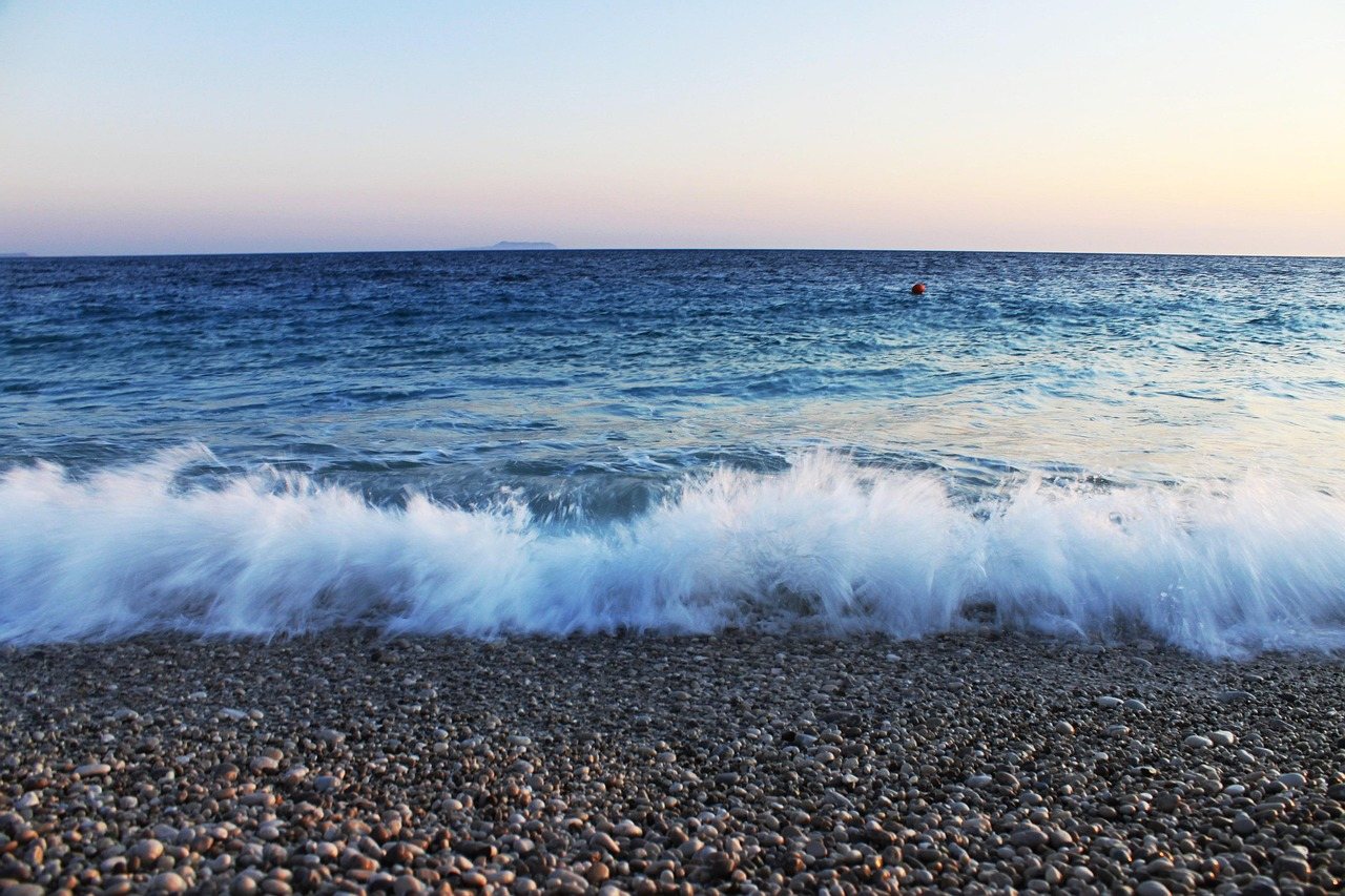 Kavicsos strand és türkiz tenger Dhermiben, az Albán Riviérán