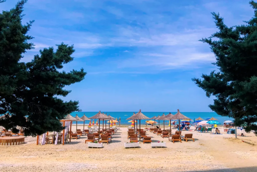 Napernyők és nyugágyak a homokos strandon Durrësnél