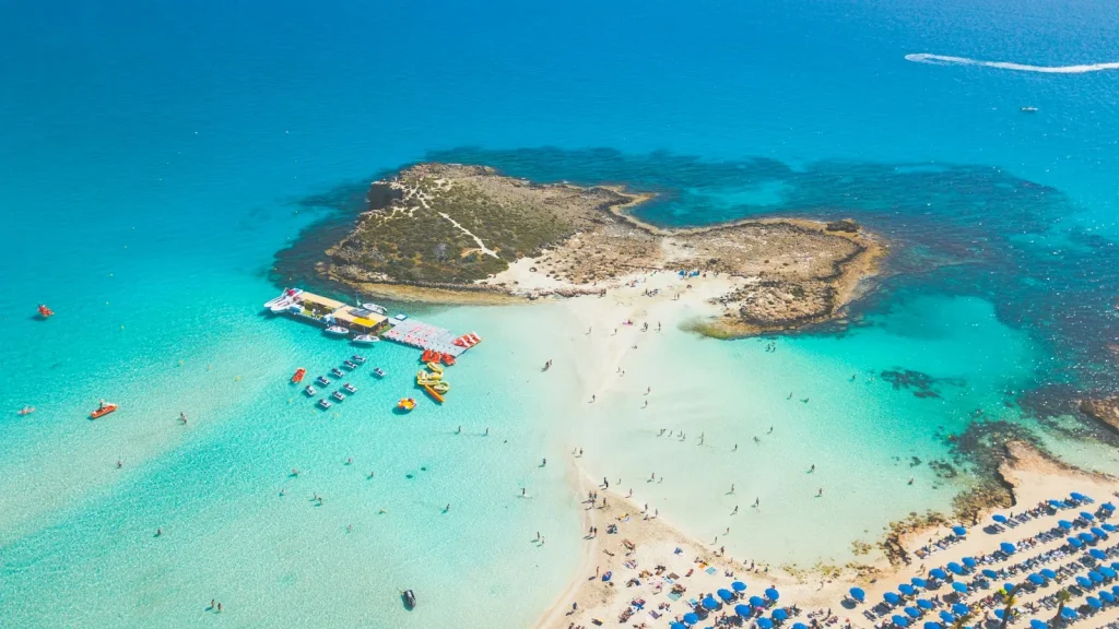 A Nissi Beach homokpadja és kis szigete Ayia Napa mellett, légifotó