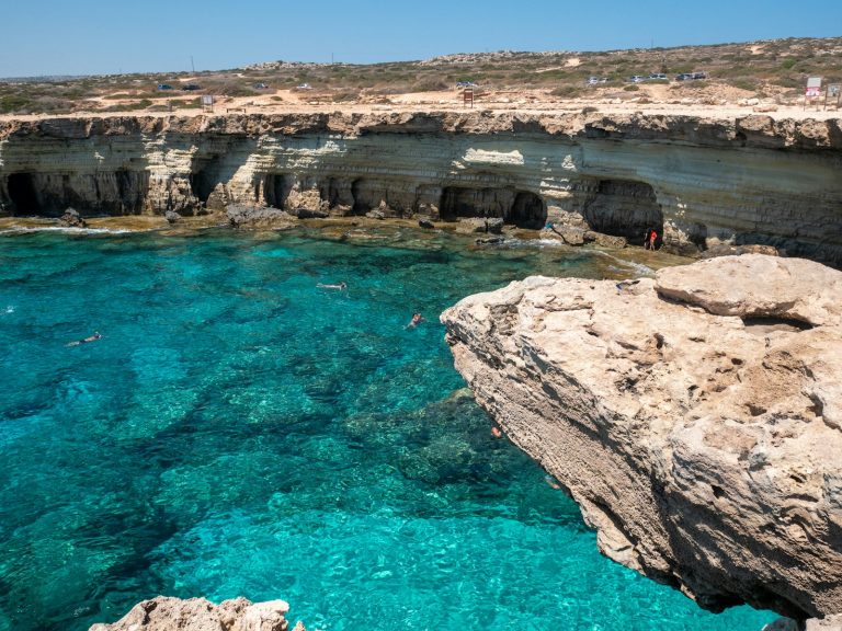 Mészkőbarlangok és kristálytiszta türkiz víz Cape Greco nyugati oldalán, Ayia Napa mellett