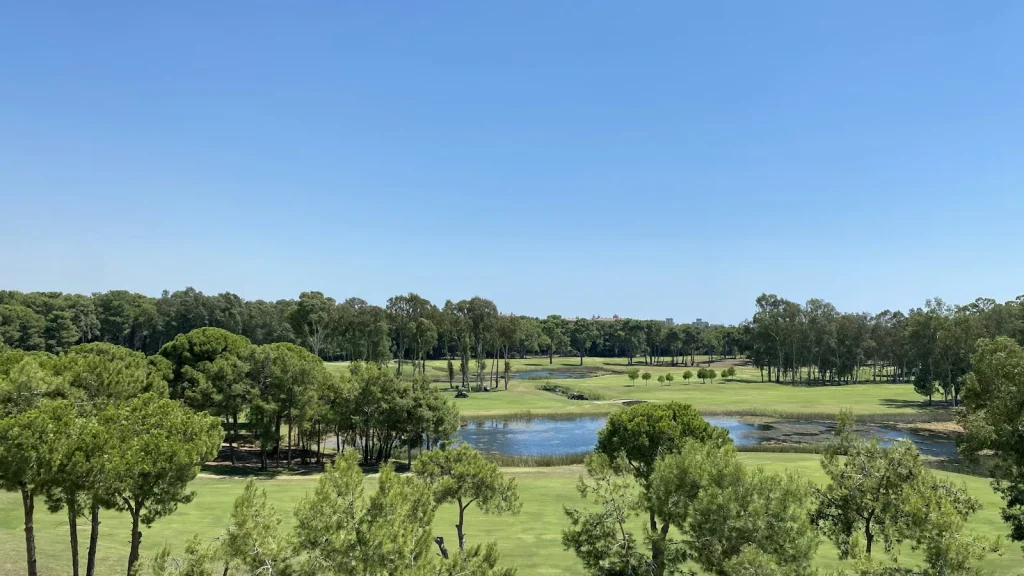 Golfpálya tóval és fenyőkkel a török Riviérán