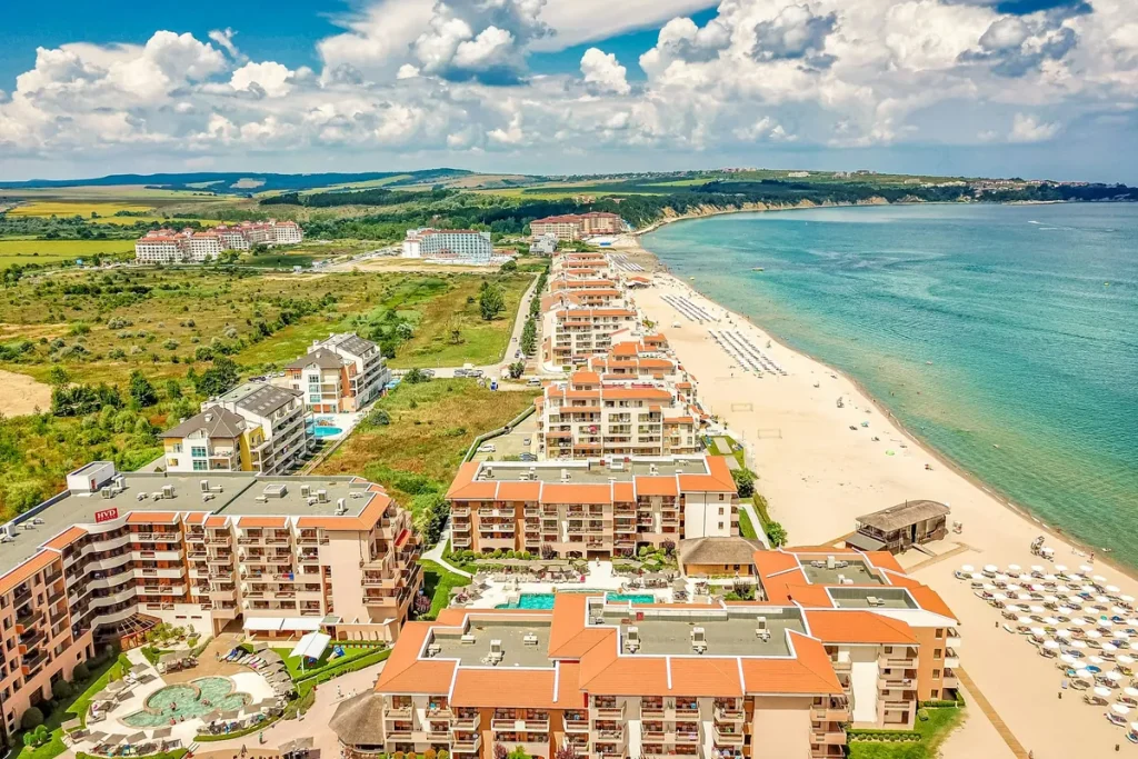 Szállodák hosszú homokos strand mögött a bolgár Fekete-tenger partján