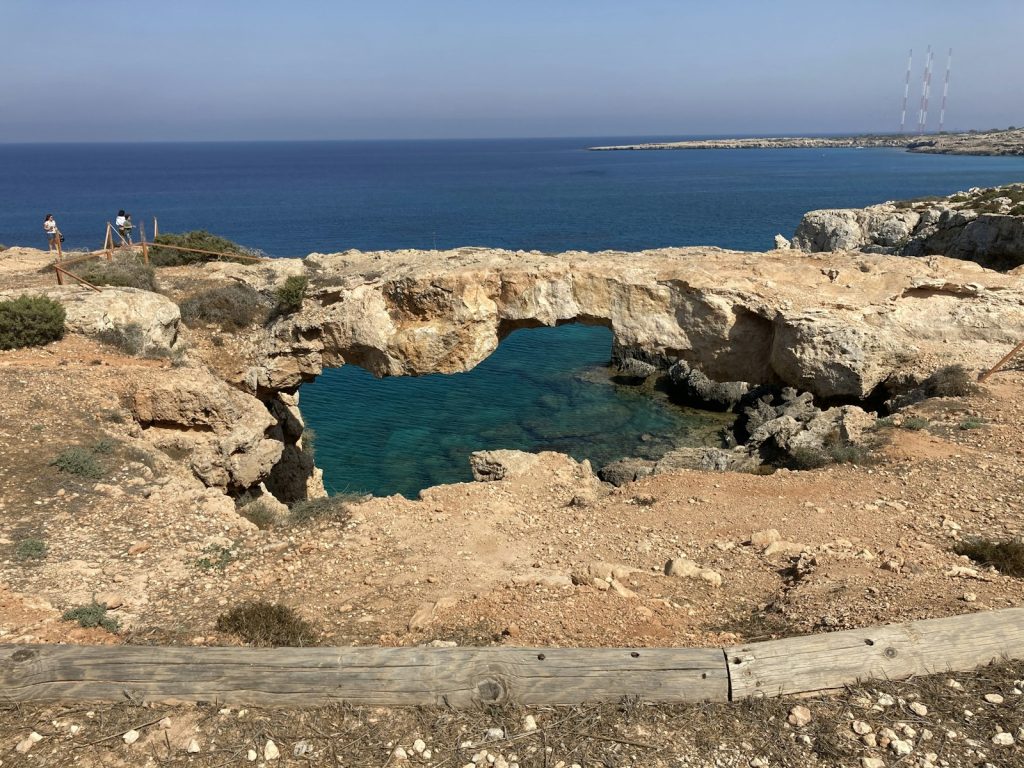 A Kamara tou Koraka természetes sziklahíd Cape Greco partján, Ciprus