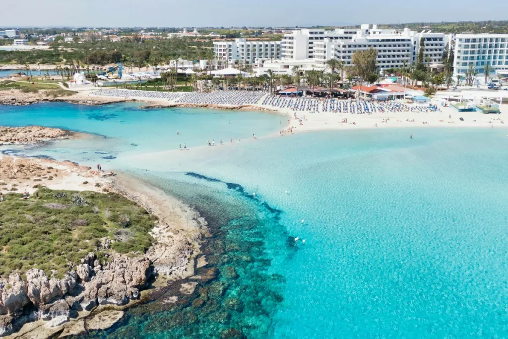 A Nissi strand türkiz vize Agia Napánál, felülről