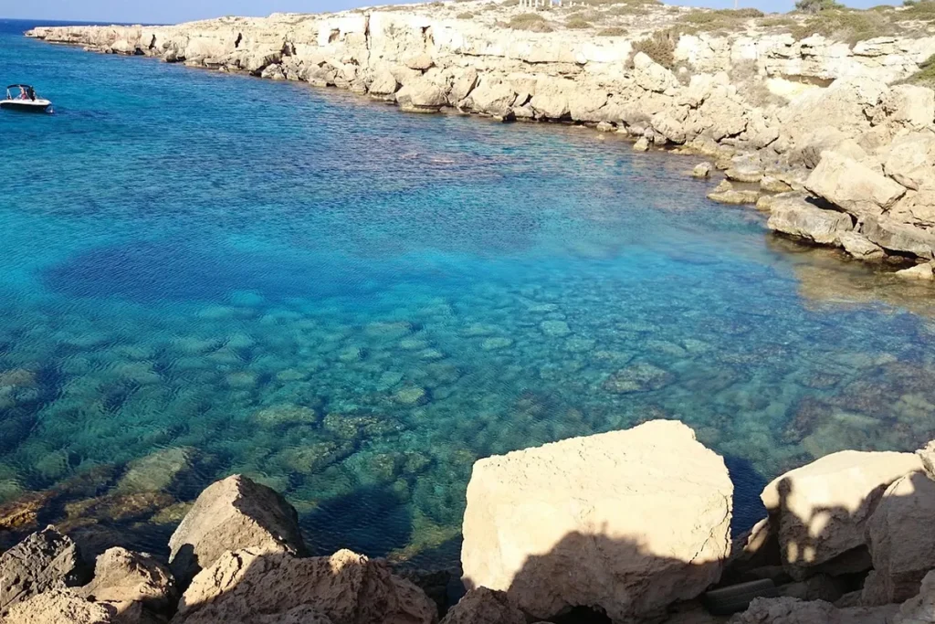 Kristálytiszta víz és sziklás part a Fügefa-öbölnél, Protaras