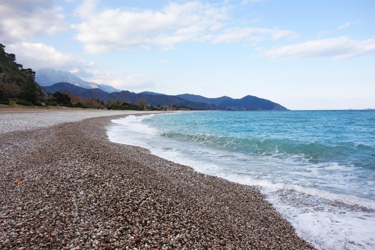 A Çıralı és Olympos közötti kavicsos strand, háttérben a havas Tahtalı-hegy