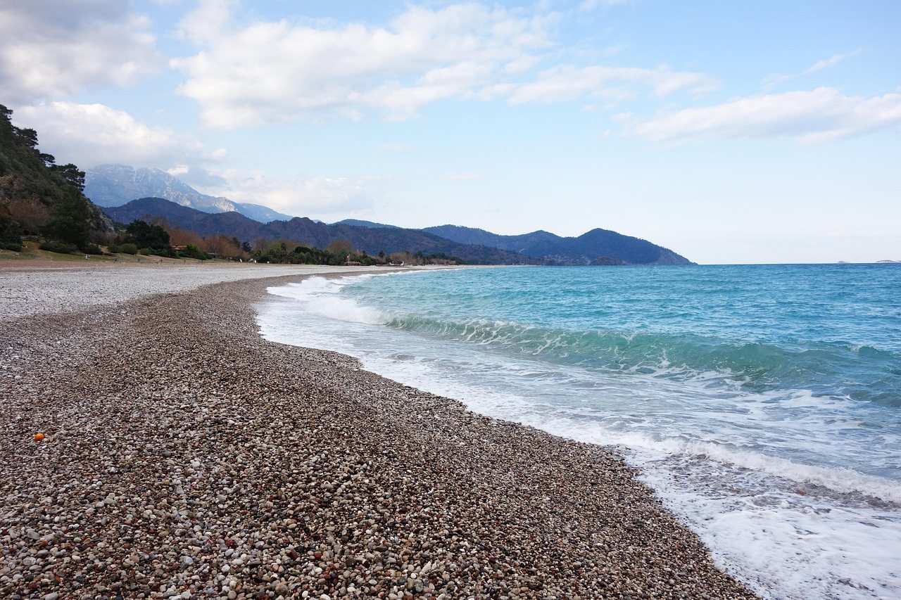A Çıralı és Olympos közötti kavicsos strand, háttérben a havas Tahtalı-hegy