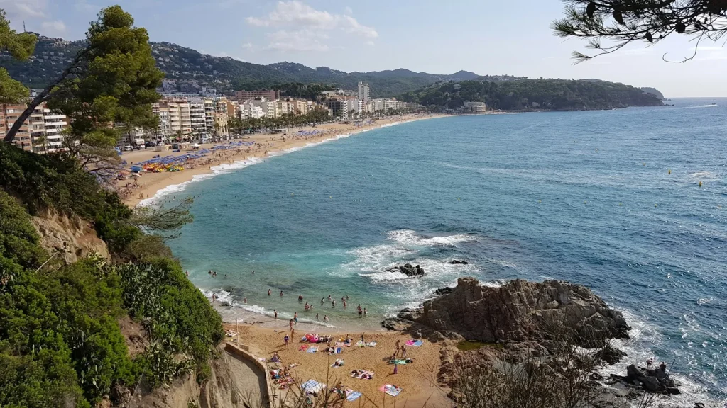 Kék tenger és sziklás part Lloret de Marnál, a Costa Braván