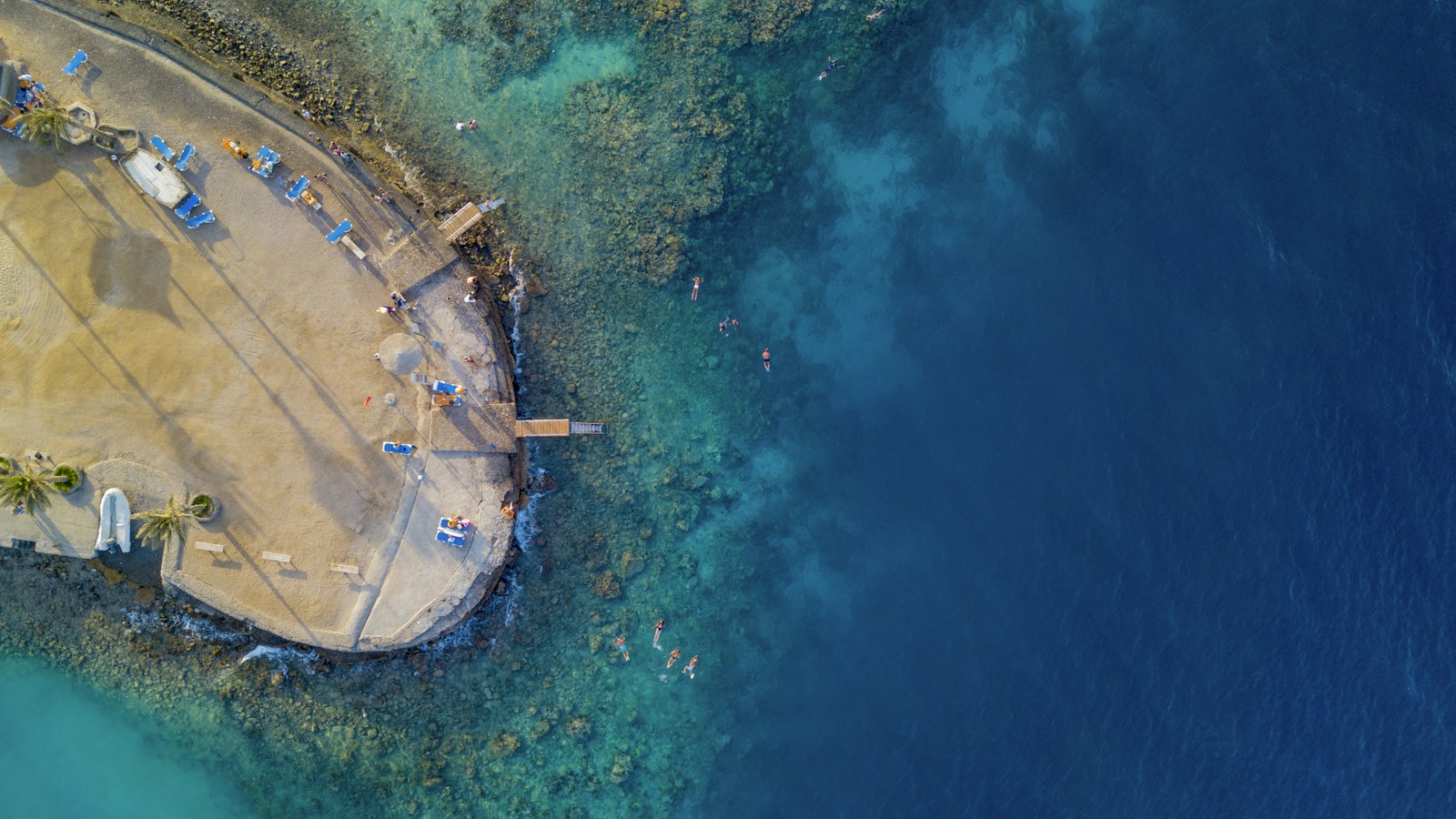 Hurghada partja és a Vörös-tenger türkiz vize felülről, egy hajóval