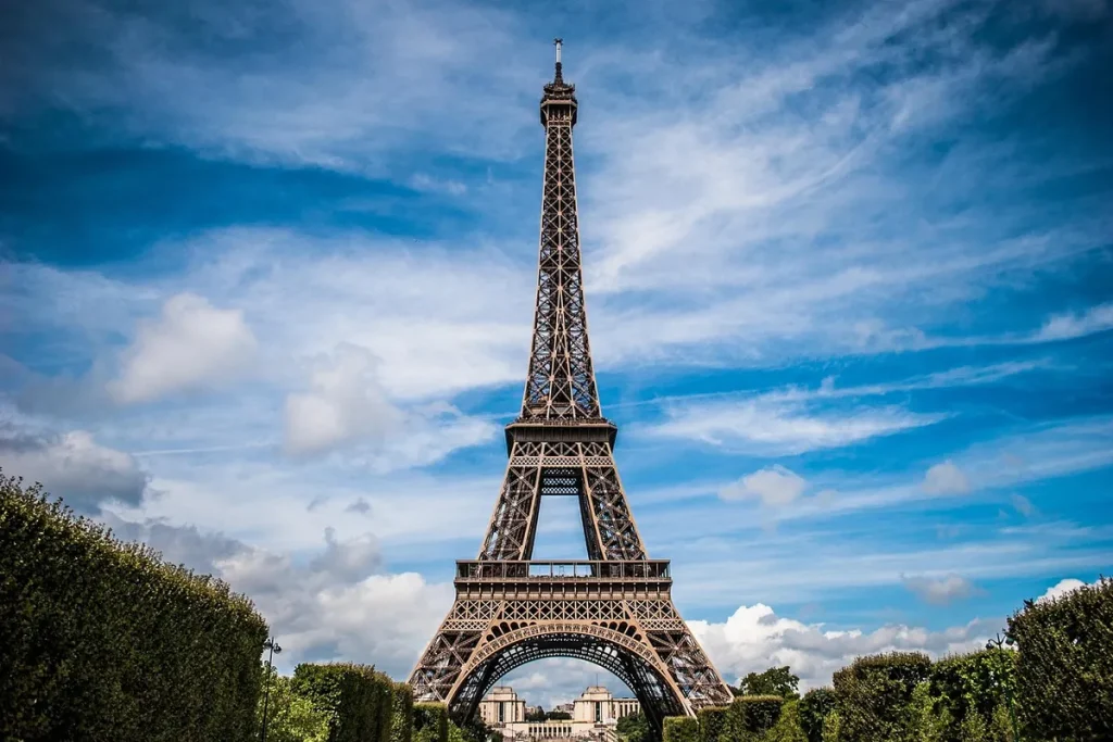 Az Eiffel-torony kék égbolt alatt, Párizs
