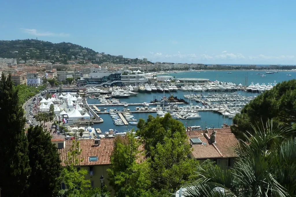 Cannes kikötője és a város a dombról nézve