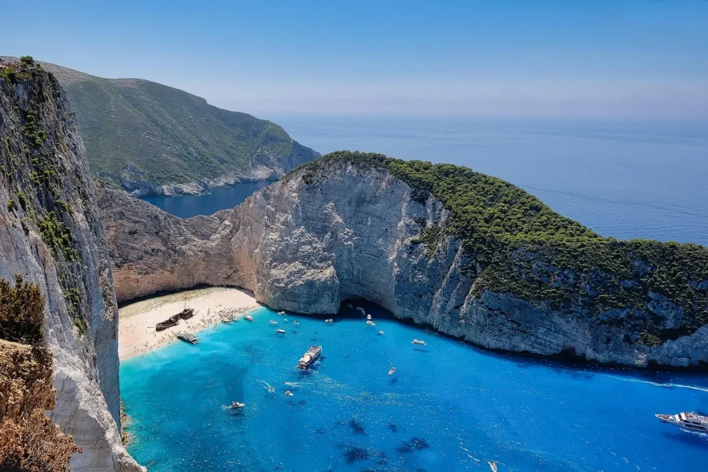 A Navagio-öböl hajóronccsal és fehér sziklafalakkal Zakynthoson