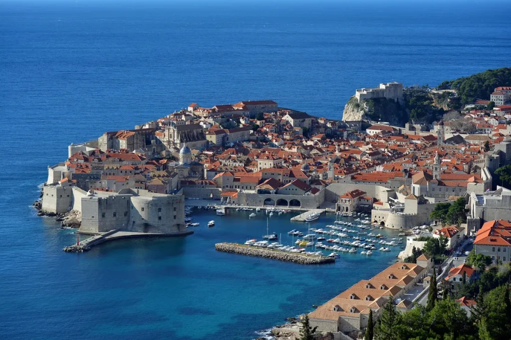 Dubrovnik óvárosa a városfallal és a régi kikötővel
