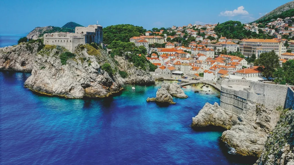 Dubrovnik óvárosa és a Lovrijenac-erőd sziklás öblökkel, Horvátország