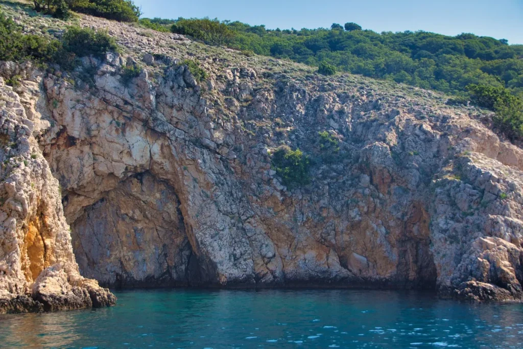 Sziklás part és türkiz víz Krk szigetén, Kvarner-öböl