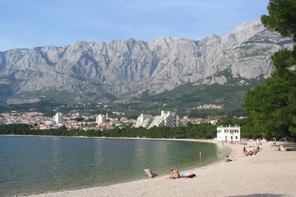 Makarska kavicsos strandja a Biokovo-hegység lábánál