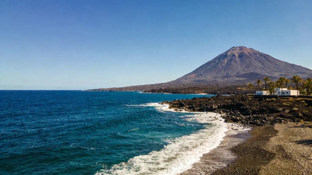 A Teide vulkán Tenerife fekete lávás partja és az Atlanti-óceán felett