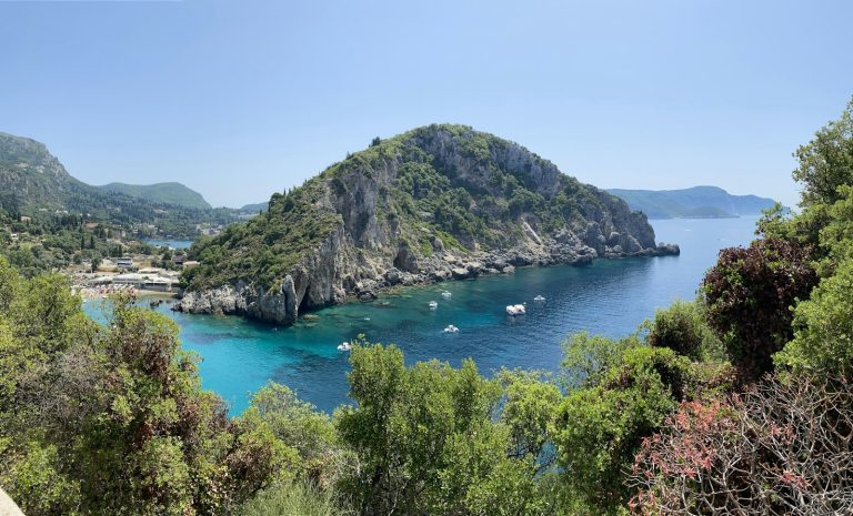 Paleokastritsa türkiz öble és erdős sziklafoka Korfu nyugati partján