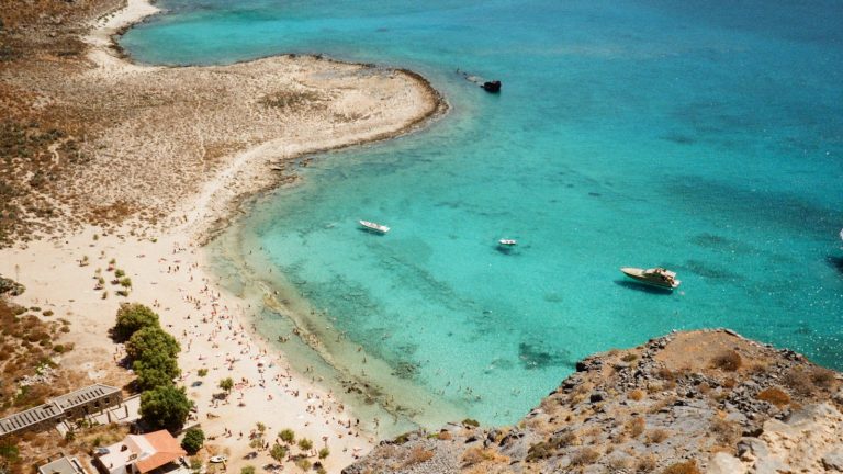 A Balos-lagúna fehér homokja és türkiz vize felülről, Kréta nyugati csücskén