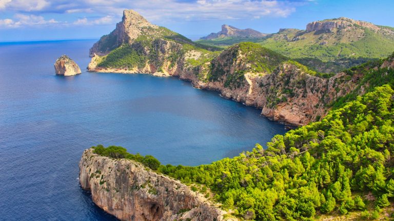 A Formentor-félsziget meredek, fenyves sziklái és öble Mallorca északi csücskén