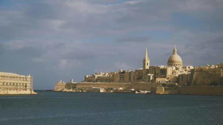 Valletta óvárosa a Karmelita-templom kupolájával és a Szent Pál-templom tornyával, a Marsamxett-kikötő felől