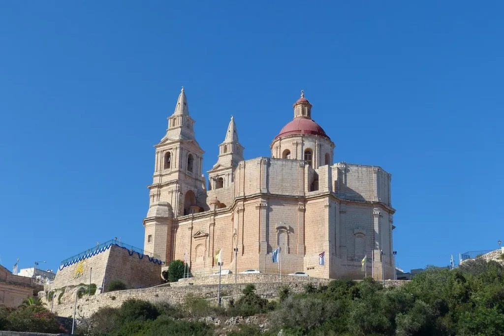 Mellieħa plébániatemploma a domb tetején, kék ég alatt