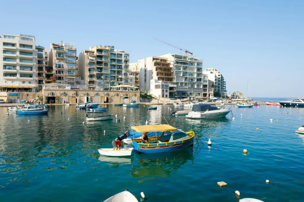 A Spinola-öböl színes csónakjai St. Julian'sban