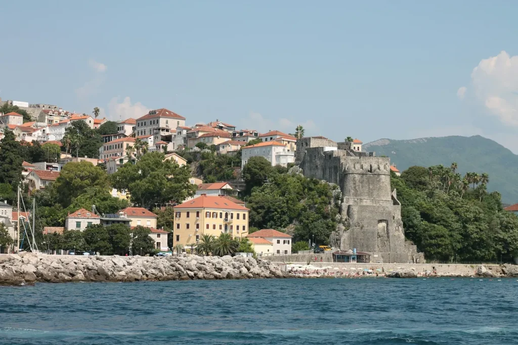 Herceg Novi óvárosa és a Forte Mare erőd a tengerről