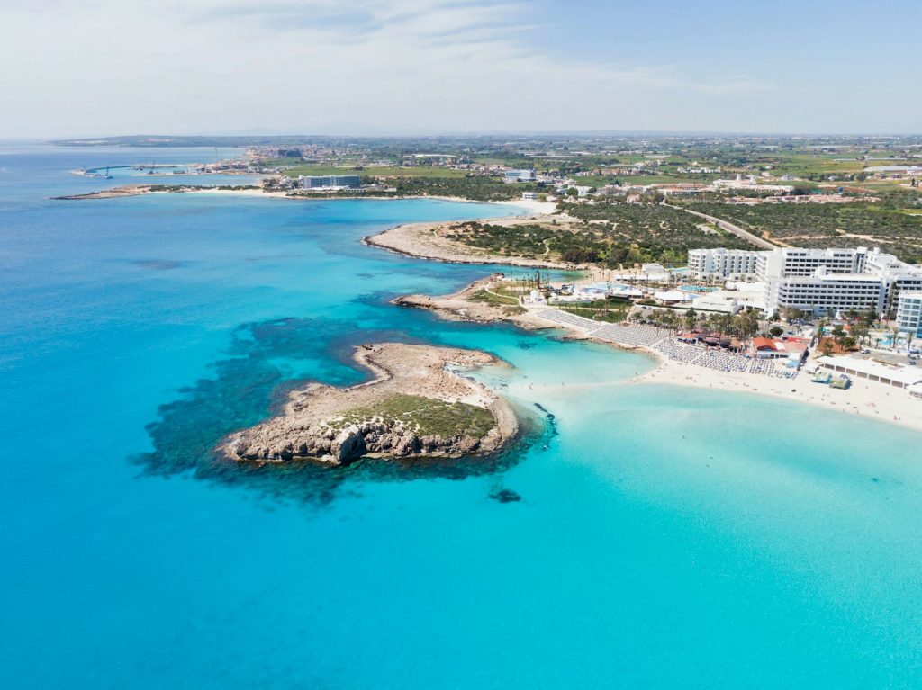 Nissi Beach fehér homokja, sekély türkiz vize és a kis sziget légifotón