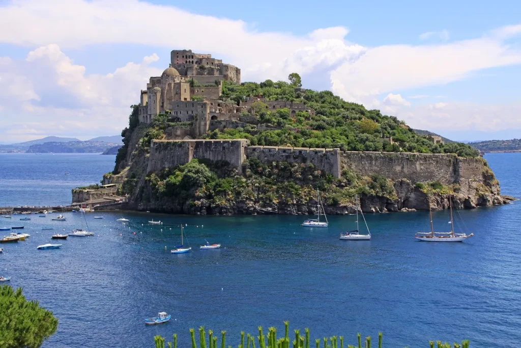 Az Aragóniai vár szigete Ischia partjainál
