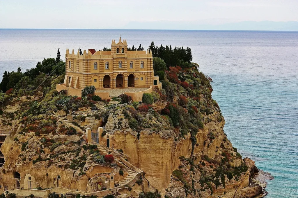 A Santa Maria dell'Isola templom a sziklán, Tropea