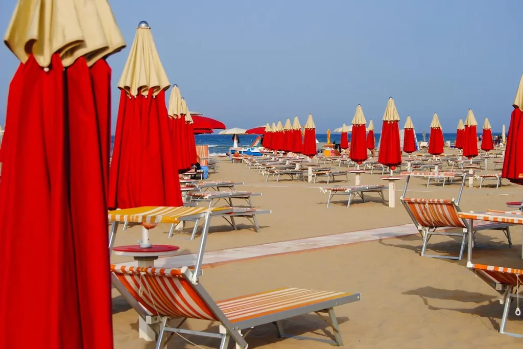 Napernyősorok a rimini homokos strandon