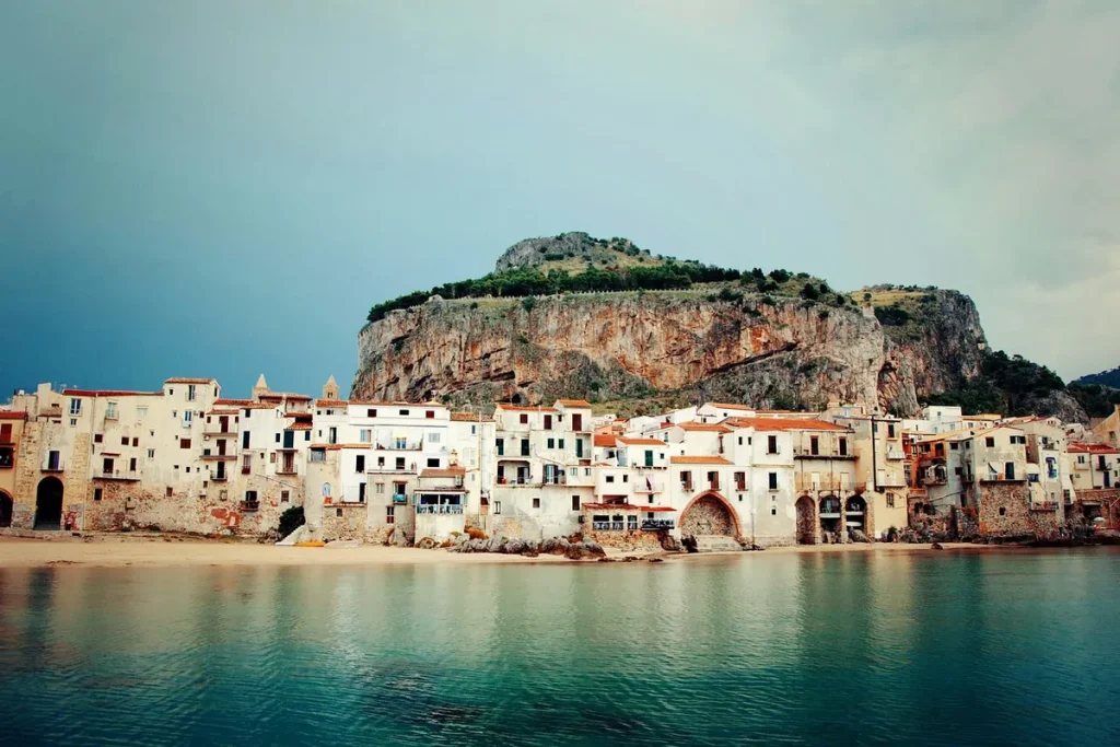 Cefalù óvárosa a sziklafok alatt, Szicília