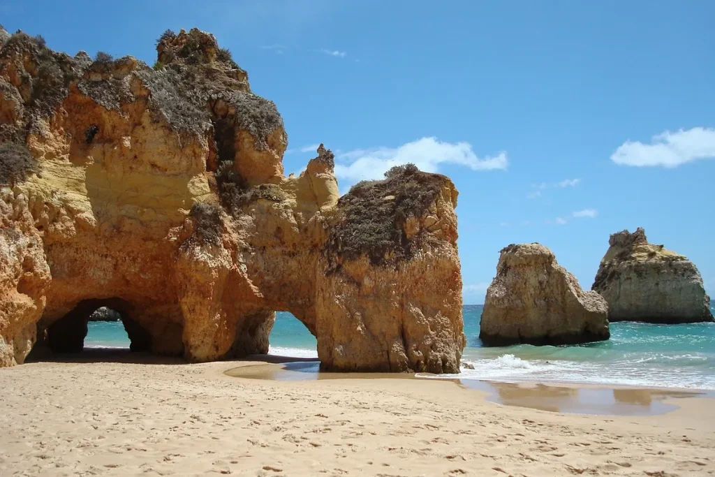 Sziklaívek és homokos strand az Algarvén