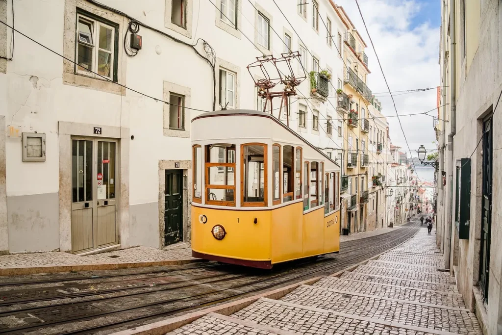 Sárga villamos egy lisszaboni utcában