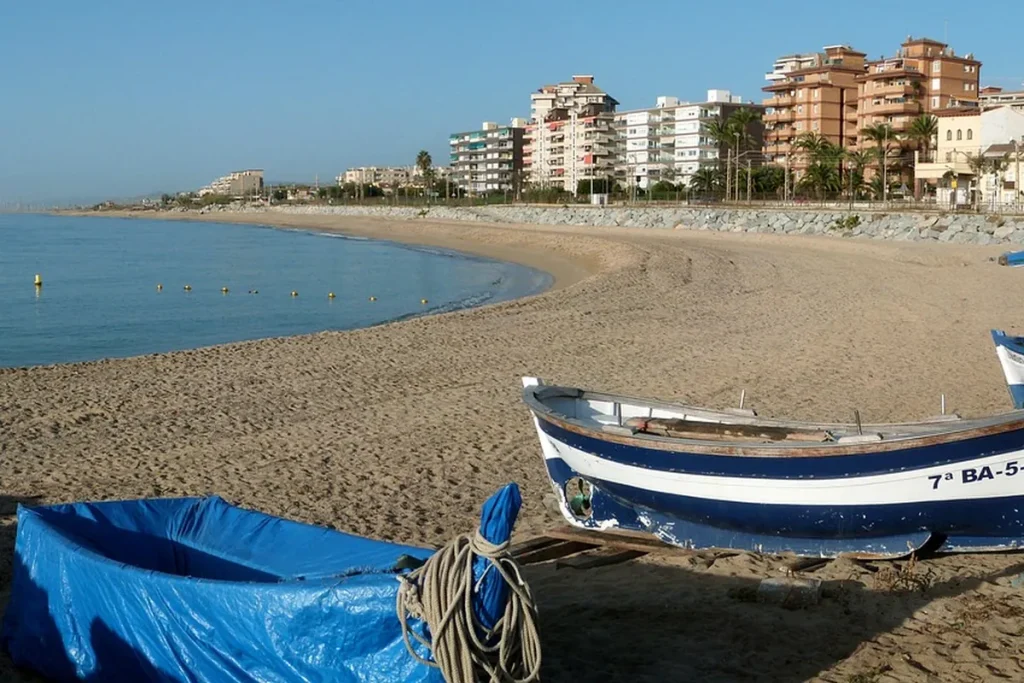Halászcsónakok a hosszú homokos strandon, Vilassar de Mar