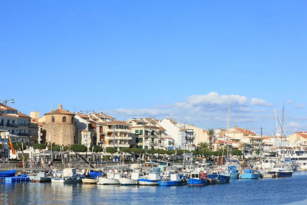 Cambrils kikötője színes csónakokkal a Costa Doradán