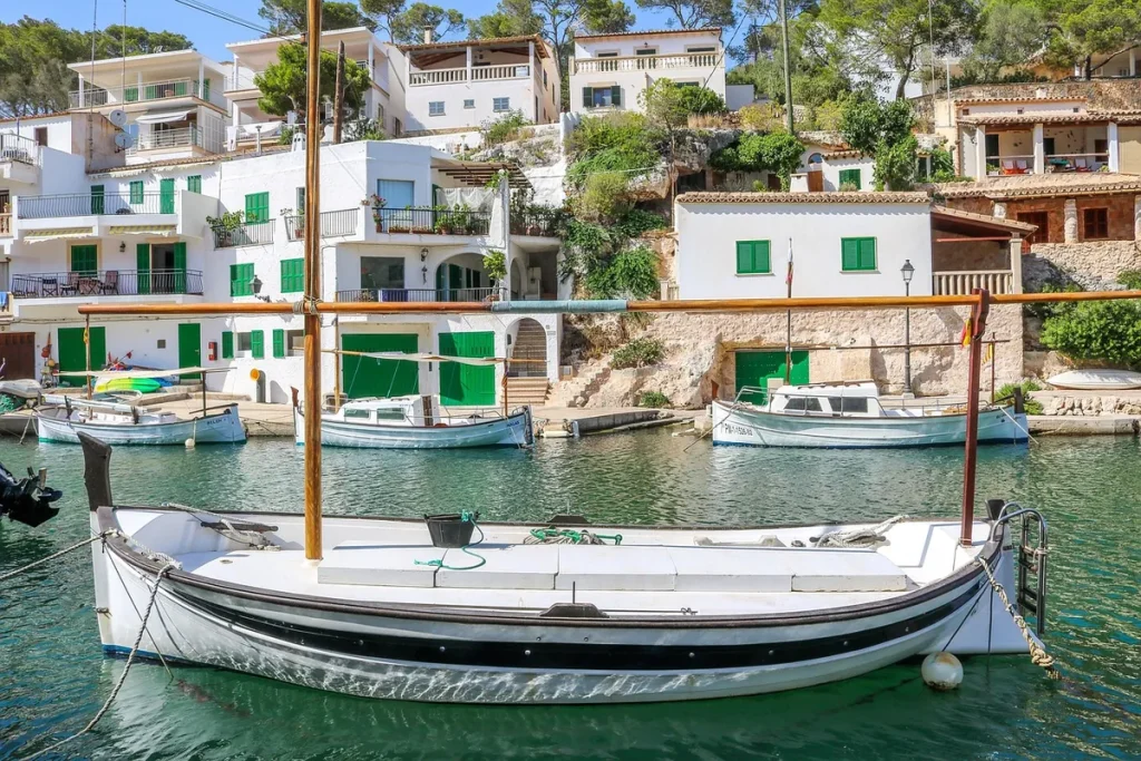 Cala Figuera halászkikötője fehér házakkal, Mallorca