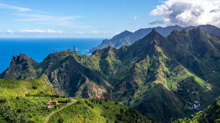 Az Anaga-hegység zöld, cakkos gerincei az óceán felett Tenerife északkeleti csücskén