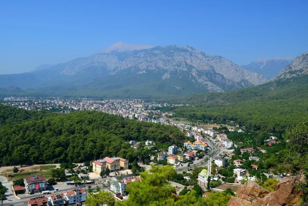 Kemer látképe a Taurusz-hegység lábánál