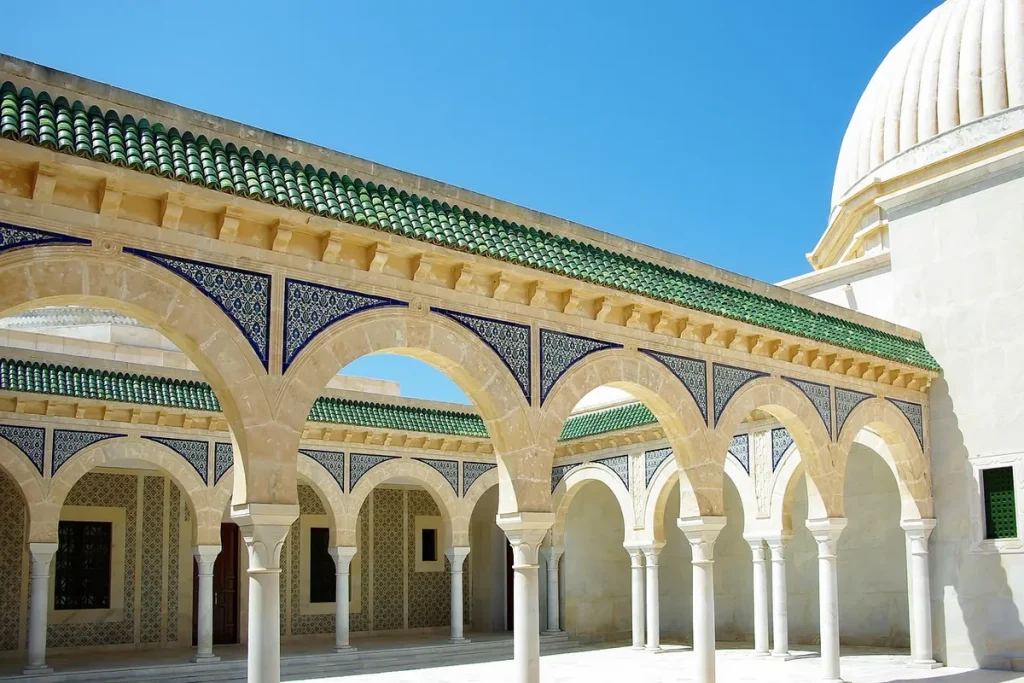 A Bourguiba-mauzóleum árkádjai és kupolája Monastirban