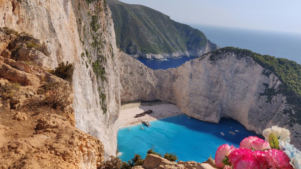 A Navagio-öböl a hajóronccsal és a fehér sziklafalakkal a kilátó felől nézve
