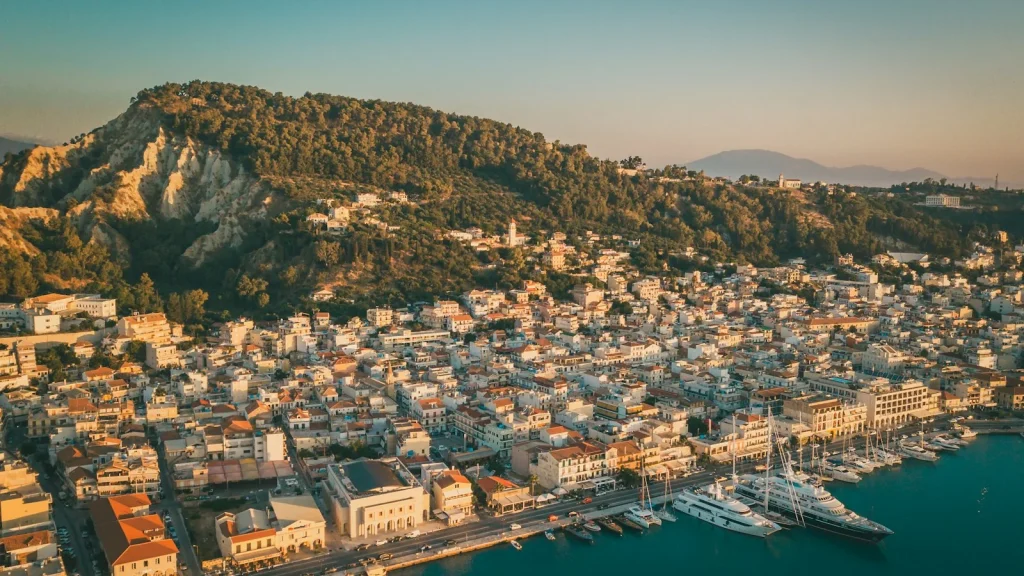 Kilátás Zakynthos városára, a kikötőre és a türkiz tengerre